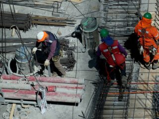 Creación de empleo logra compensar caída de los salarios reales y empuja los ingresos del trabajo