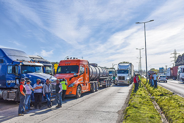 Juan Araya, presidente de camioneros y paro por Ventanas: "Somos víctimas por el conflicto y por los trabajadores de Codelco"