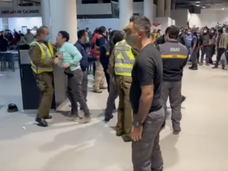 VIDEO | Pelea de mineros ebrios en aeropuerto de Iquique