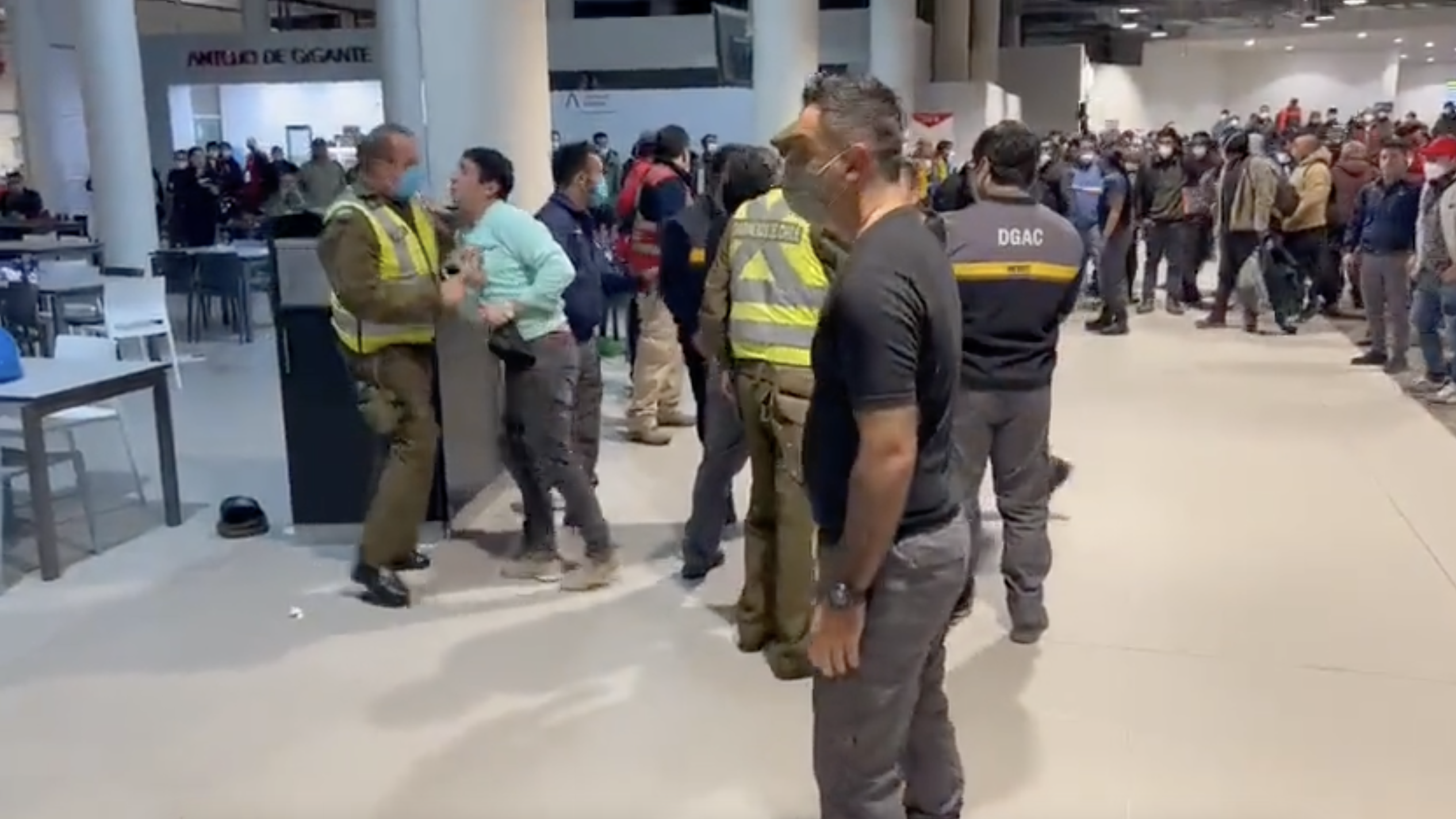 VIDEO | Pelea de mineros ebrios en aeropuerto de Iquique