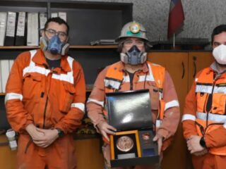 Leoncio Quezada recibió distinción por su aporte en capacitación a trabajadores de Codelco.