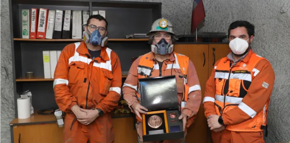 Leoncio Quezada recibió distinción por su aporte en capacitación a trabajadores de Codelco.