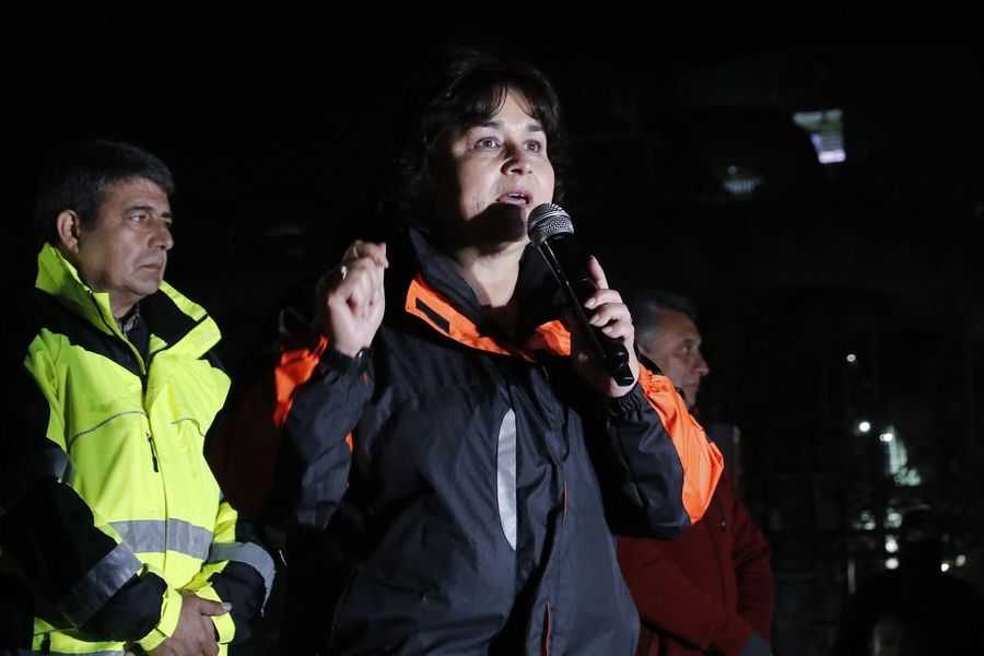 Quién es Andrea Cruces, la líder sindical que anunció el cierre de Ventanas y dirige el paro de la fundición