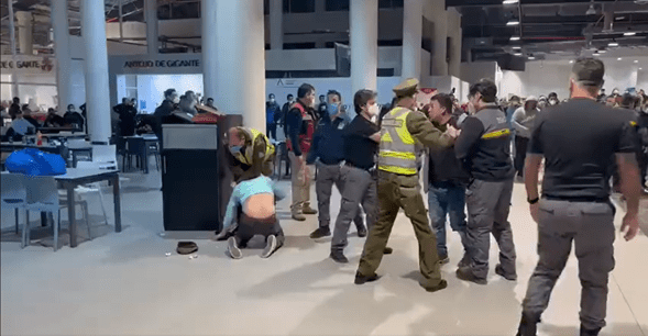 Mineros en estado de ebriedad golpean a carabineros en aeropuerto de Iquique: Un detenido