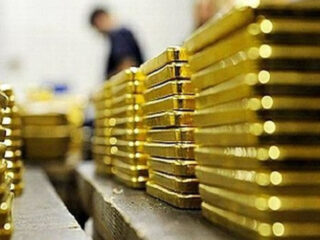 El precio del oro se acerca al mínimo de 11 meses con el dólar ganando la batalla de los refugios