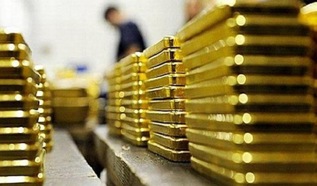 El precio del oro se acerca al mínimo de 11 meses con el dólar ganando la batalla de los refugios