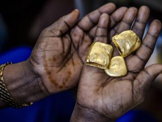 India aumenta el impuesto a la importación de oro para apoyar la rupia
