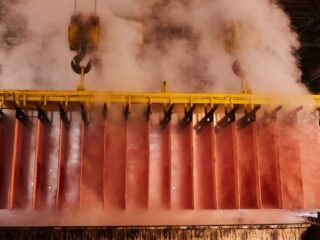 Goldman baja con fuerza sus proyecciones para el precio del cobre y advierte sobre duro ajuste