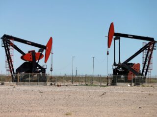 El petróleo cae un 4% por la preocupación de que la desaceleración económica pueda afectar la demanda de combustible