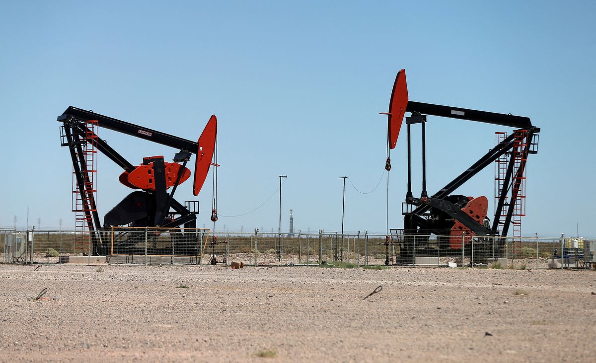 El petróleo cae un 4% por la preocupación de que la desaceleración económica pueda afectar la demanda de combustible