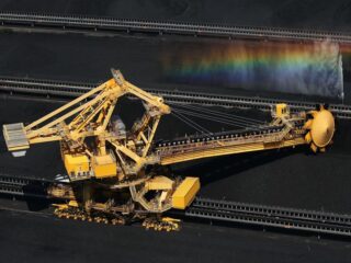 Los gigantes del carbón están obteniendo grandes ganancias a medida que la crisis climática se apodera del mundo