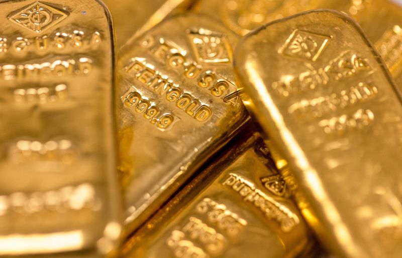 El oro se dirige a una caída semanal en medio de señales mixtas de los funcionarios de la Fed