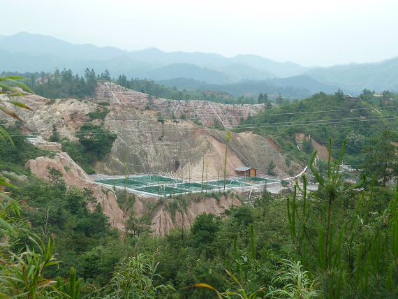 Las tierras raras: Qué son y por qué importan tanto BBVA-OpenMind-Fuco-La guerra de las tierras raras-3-La minería de tierras raras tiene un gran impacto ambiental, como muestran estas instalaciones en China. Crédito: Kevnmh
