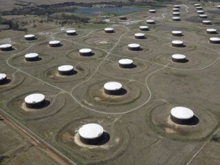 Los precios del petróleo caen, se encaminan a pérdidas semanales a medida que las preocupaciones por la recesión aumentan