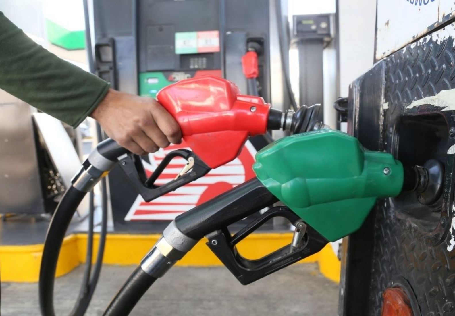 El precio de la Gasolina baja en USA, ¿bajará en Chile?