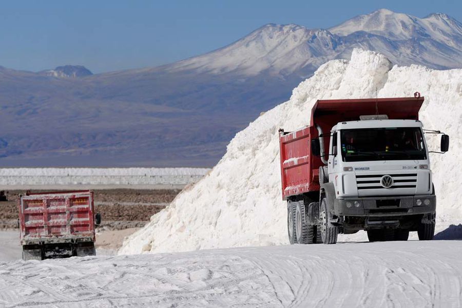 SQM recibe luz verde para millonario plan de inversiones en Salar de Atacama y busca evitar multa por afectación ambiental