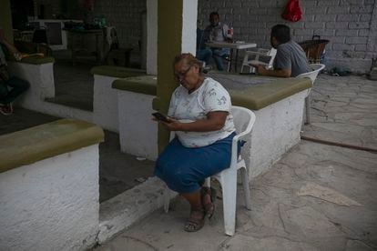 Las 10 vidas atrapadas en el pozo de Coahuila, México Una familiar de Sergio Gabriel Cruz Gaitán espera noticias sobre el rescate.