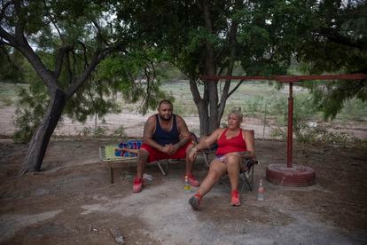 Las 10 vidas atrapadas en el pozo de Coahuila, México Familiares de Jaime Montelongo Peréz esperan en un campamento improvisado.