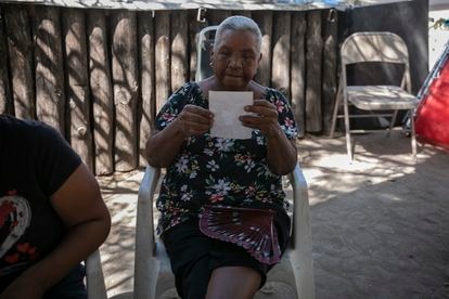 Las 10 vidas atrapadas en el pozo de Coahuila, México Elba Hernández, la suegra de Margarito Rodríguez Palomares observa la fotografía de otro minero, también atrapado, el 9 de agosto.