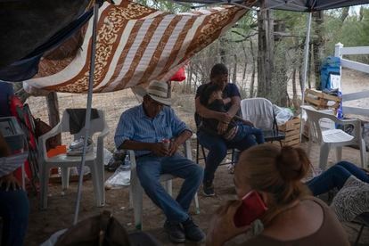 Las 10 vidas atrapadas en el pozo de Coahuila, México Familiares de Mario Alberto Cabriales esperando noticias sobre el rescate, el martes pasado.