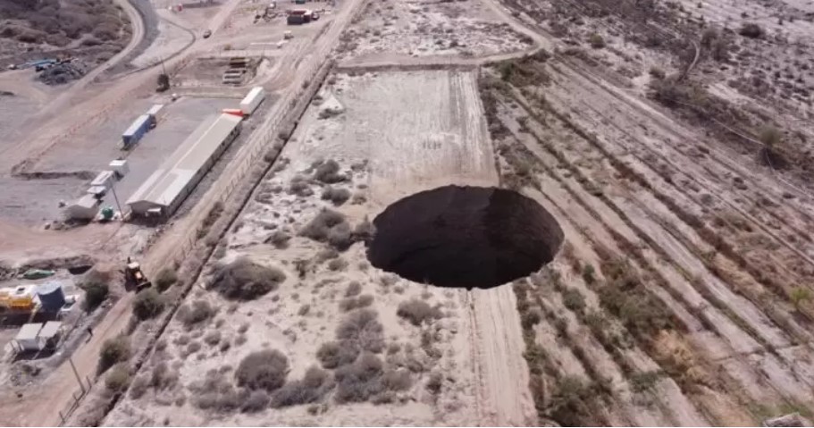 Chile “sancionará” a los responsables del socavón cerca de la mina de cobre