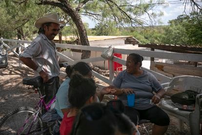 Las 10 vidas atrapadas en el pozo de Coahuila, México Familiares de José Luis Mireles Argüijo, en las inmediaciones del pozo donde está atrapado el minero.