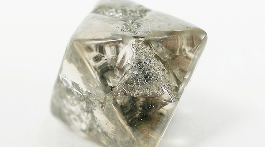 Los diamantes metamórficos son muy diferentes de las rocas que normalmente se utilizan para la joyería, como la que se muestra aquí. (Imagen de Robert M. Lavinsky, Wikimedia Commons).