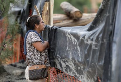 Las 10 vidas atrapadas en el pozo de Coahuila, México Laura Tijerina, tía de Hugo, mira el sitio donde se desenvuelve la operación de rescate.