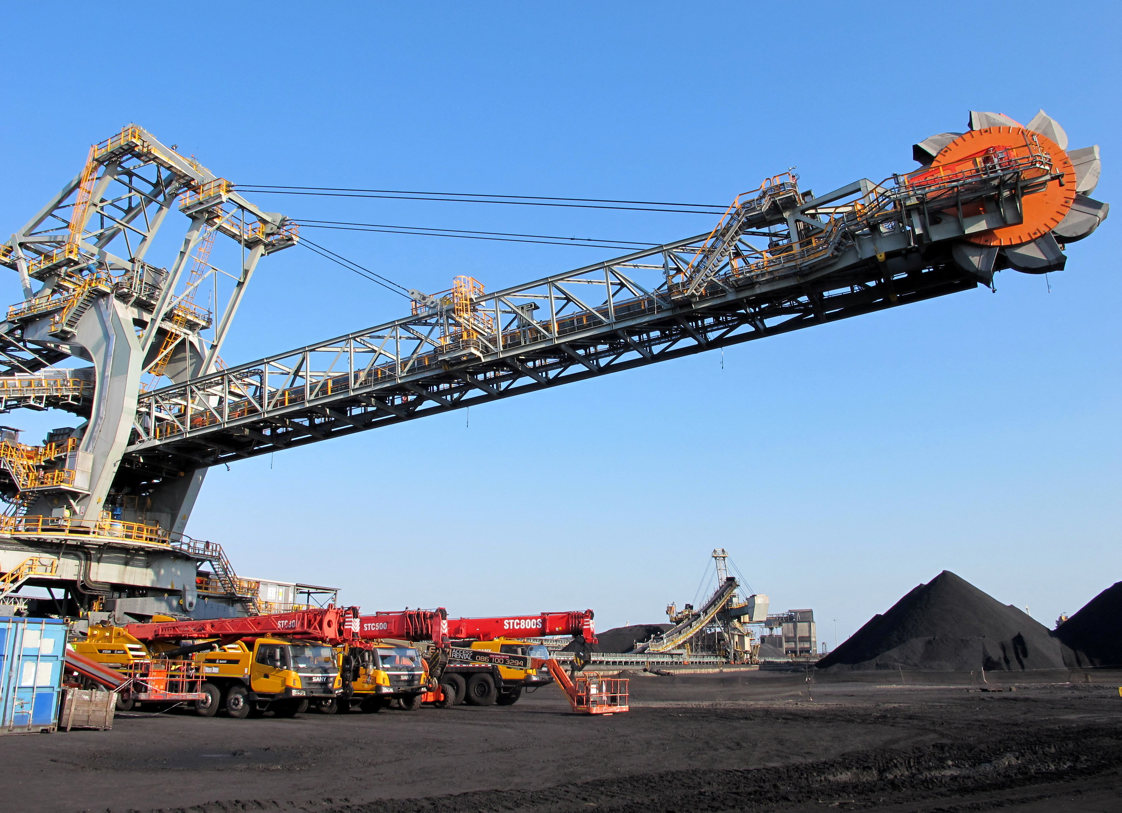 Uno de los dos nuevos recuperadores apiladores montados sobre rieles que recogen y transfieren carbón dentro y fuera del patio se ve en la instalación de exportación de carbón más grande de África, la terminal de carbón de Richards Bay, puerto de Richards Bay.