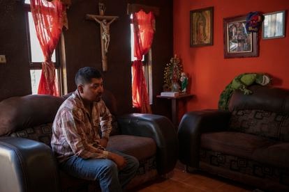Las 10 vidas atrapadas en el pozo de Coahuila, México Sergio Martínez, hermano de Jorge Luis, en la sala de su casa en Cloete, municipio de Sabinas, Coahuila.