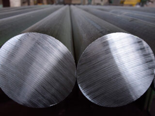 El aluminio sube por cierre de fundición y temor a la escasez