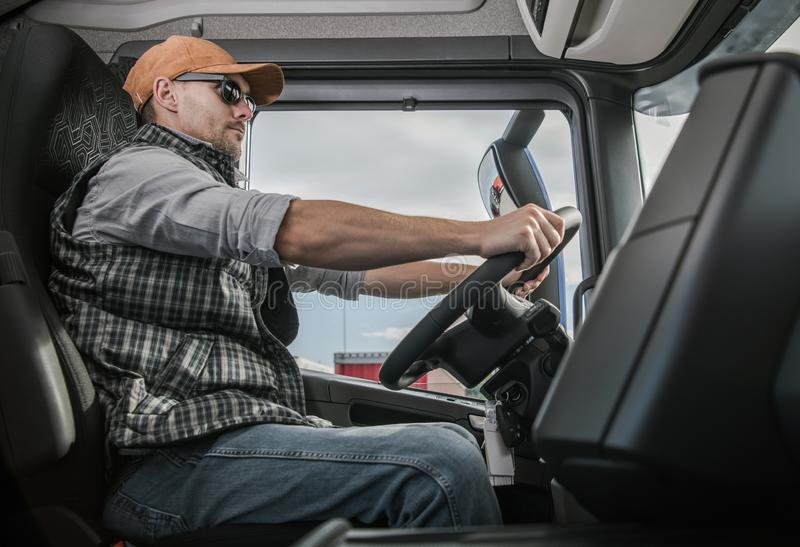 Camioneros ganan más de $900 mil: Conoce los cursos disponibles para sacar la licencia A5