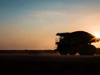 Goldman dice 'compre materias primas ahora, preocúpese por la recesión después'