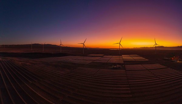 Enel Green Power inicia operación comercial de la primera planta de generación renovable híbrida a escala industrial del país
