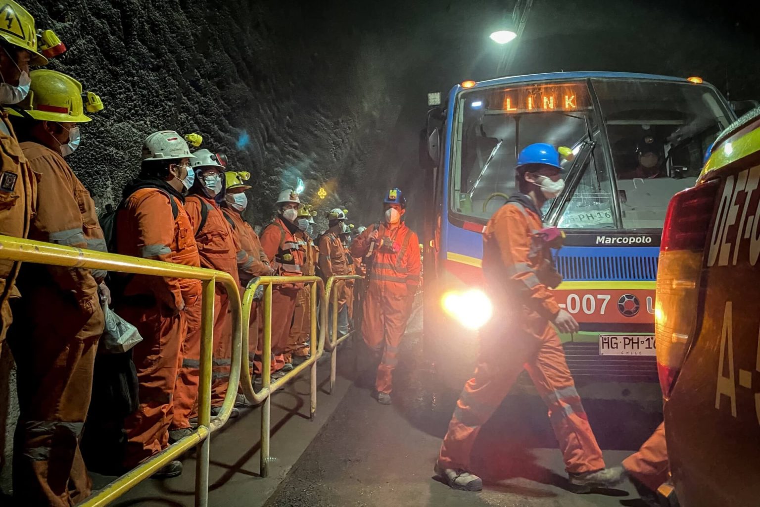Mineros y mineras de Codelco se transportarán en los primeros buses eléctricos hechos en Chile