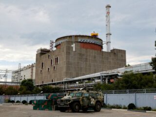 Polonia distribuye pastillas de yodo a medida que crece el temor por la planta nuclear de Ucrania