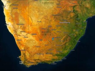 Residuos mineros inundan ciudad matando a tres mientras represa en Sudáfrica se rompe