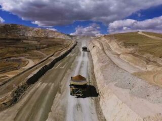 Perú: MMG espera invertir $ 2 mil millones en la mina de cobre Las Bambas en problemas