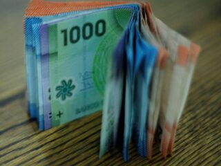 Poder adquisitivo de los trabajadores sigue cayendo: salarios reales retroceden 3% debido a alta inflación