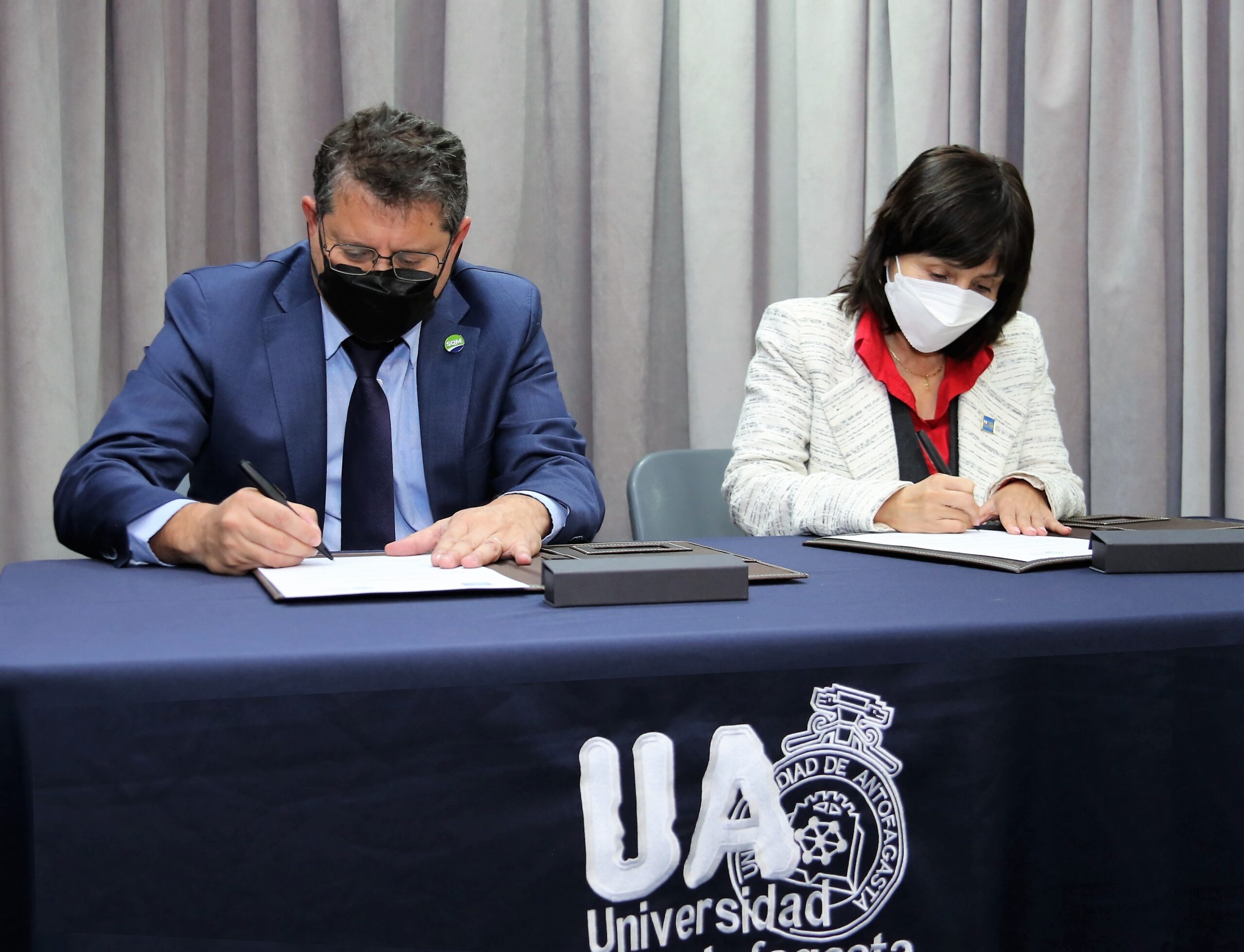 SQM y Universidad de Antofagasta firman convenios que potenciarán el desarrollo de procesos sustentables en torno al litio