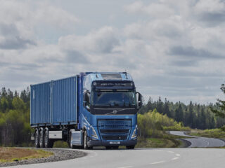 Volvo anuncia pruebas de celdas de combustible de hidrógeno en camiones en Europa para 2025