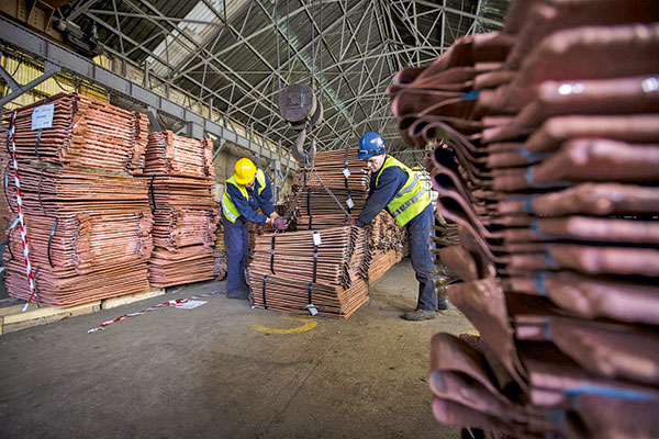 Gigante chino que comercializa cobre está en aprietos y Codelco suspende los envíos