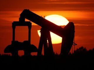 Los precios del petróleo suben a medida que aumenta la incertidumbre sobre el suministro