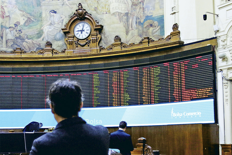 IPSA cierra en rojo por fuerte caída de SQM y se desacopla del rally de las bolsas internacionales