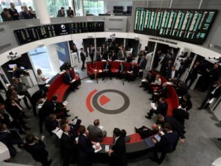 Bolsa de Metales de Londres da el primer paso hacia una posible prohibición del metal ruso
