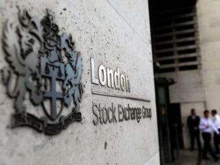 Las acciones petroleras elevan el FTSE 100 de Londres en medio de la angustia de Rusia