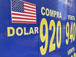Dólar sigue al alza ante caída en el precio del cobre y supera la barrera de los $920