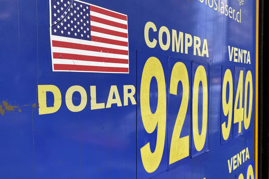 Dólar sigue al alza ante caída en el precio del cobre y supera la barrera de los $920