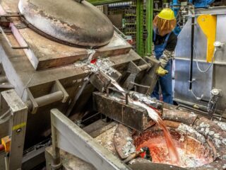 El precio del aluminio es el más bajo desde abril de 2021 por la fortaleza del dólar y las perspectivas de la demanda