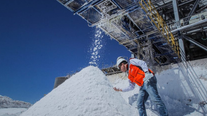 Gobierno dice que Empresa Nacional del Litio "no es un nuevo Codelco" y resalta importante rol de privados